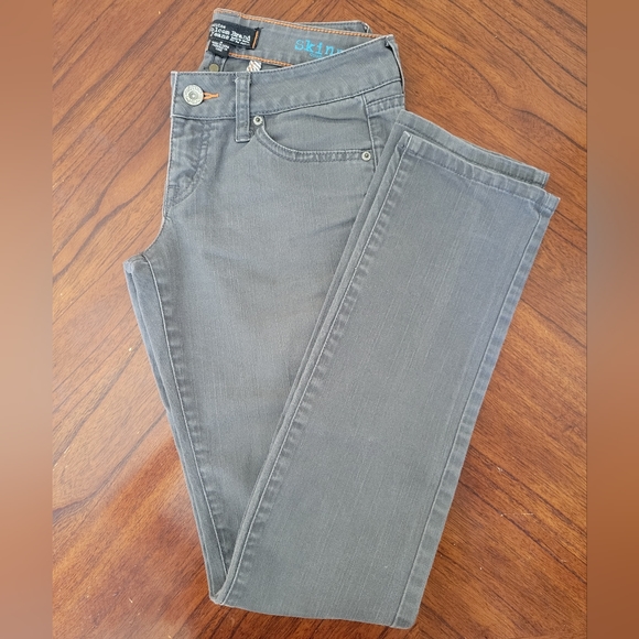 🥳SALE🥳 Volcom Gray Denim Jeans!❤️ NWOT! Size 3. - Picture 3 of 5